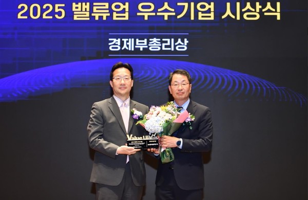 ▲HD현대일렉트릭은 27일(화) 2025년 밸류업 우수기업 시상식에서 '경제부총리상'을 수상했다.(오른쪽 HD현대일렉트릭 김영기 대표이사)