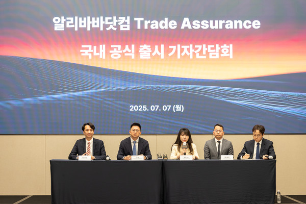 ▲(왼쪽부터) 마르코 양 알리바바닷컴 코리아 지사장, 션 양 알리바바닷컴 글로벌 사업개발 총괄 본부장, 썸머 가오 알리바바닷컴 글로벌 공급망 총괄, 앤드류 천 알리바바닷컴 결제 및 거래 총괄. 사진=알리바바닷컴