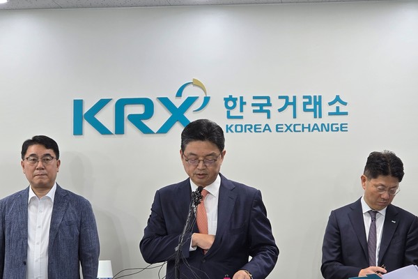 ▲이윤수 증권선물위원회 상임위원(가운데)이 9일 오전 서울 여의도 한국거래소에서 이승우 금융감독원 공시조사부문 부원장보(왼쪽), 김홍식 한국거래소 시장감시위원장(오른쪽)과 함께 '자본시장 불공정거래 근절 실천방안'을 발표하고 있다.