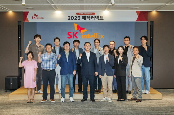 김완성 SK인텔릭스 대표(사진 왼쪽에서 네번째)와 주요 경영진이 사명 변경에 대한 구성원 설명회를 개최한 후 기념 사진을 촬영하고 있다.