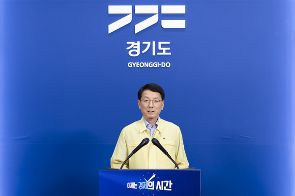 ▲11일 오전 경기도청 브리핑룸에서 김성중 행정1부지사가 경기도 극한 폭염 긴급대책 발표를 하고 있다.