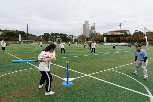 ▲두산이 운영하는 발달장애 청소년 대상 생활체육 프로그램 ‘우리두리’에 학생들이 참여하고 있다. 사진=두산