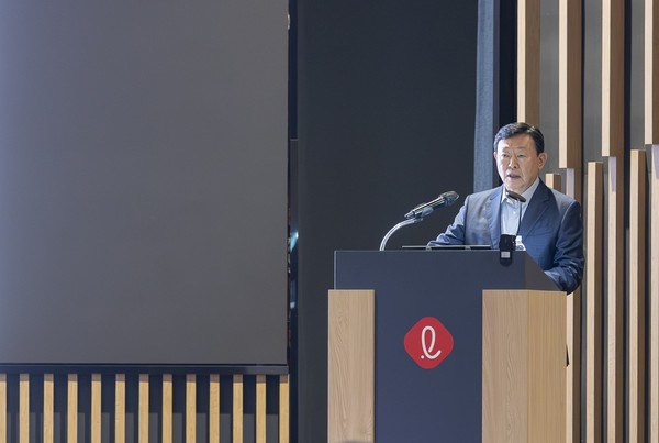 ▲지난 16일부터 1박 2일 일정으로 진행한 '2025 하반기 VCM'에서 신동빈 롯데 회장이 그룹 경영 방침과 CEO의 역할과 리더십에 대해 메시지를 전하고 있다. 사진=롯데