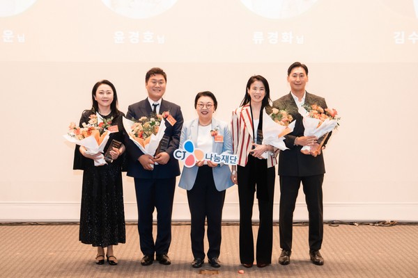 ▲CJ나눔재단은 CJ인재원에서 CJ나눔재단 설립 20주년 기념식을 개최했다. 민희경 CJ사회공헌추진단장(왼쪽에서 세번째)이 배우 김나운 씨(왼쪽에서 첫번째), 윤경호 씨(왼쪽에서 두번째), CJ도너스캠프 아카데미 마스터 멘토 류경화 씨(왼쪽에서 네번째), 우수 일반기부자 김수호 씨(왼쪽에서 다섯번째)에게 감사패를 전달하고 기념사진을 촬영하고 있다.