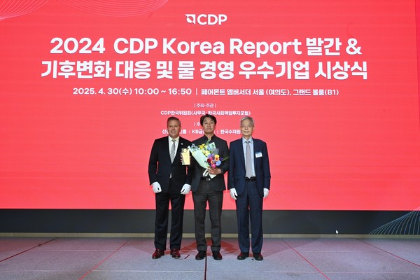 ▲지난 4월 30일 서울 여의도 페어몬트 엠배서더 서울 호텔에서 열린 ‘2024 CDP 코리아 어워드’에서 김남욱(가운데) ㈜한화 ESG협의체 환경경영모듈장과 Jose Qrdonez(왼쪽) CDP CRO, 장지인(오른쪽) CDP 한국위원회 위원장이 기념촬영을 하고 있다. 사진=(주)한화