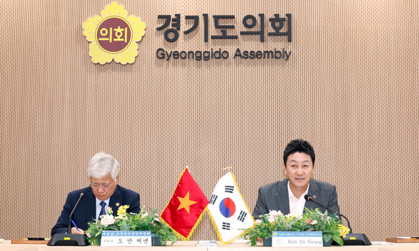 ▲김진경 경기도의회 의장(오른쪽)과 도 반 찌엔 위원장