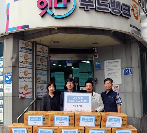 ▲ HDC현대산업개발이 서울 용산구에 있는 용산구푸드뱅크마켓센터에 저소득 가구를 위한 식료품을 전달하고 기념사진을 촬영했다. 사진=HDC현대산업개발