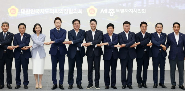 ▲김진경 경기도의회 의장(가운데)
