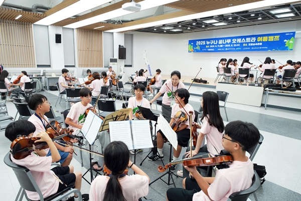 ▲한국토요타자동차가 문화소외계층 아동, 청소년의 예술교육 확대를 위해 지난 12일 세종문화회관 '누구나 꿈나무 오케스트라'에 후원금 6000만원을 전달했다