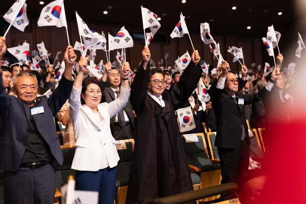 ▲15일 오전 경기아트센터에서 김동연 경기도지사가 국내, 외 독립유공자 후손 및 지역 사회 구성원 등과 만세삼창을 하고 있다.