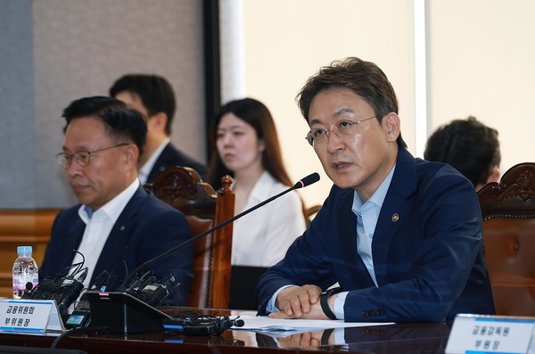 ▲권대영 금융위원회 부위원장이 21일 오전 서울 중구 은행회관에서 5대 시중은행, 정책금융기관 등과 개최한 석유화학 사업재편을 위한 간담회에서 석유화학산업의 현황과 업계의 사업재편방향을 공유하고, 금융지원에 대한 원칙을 논의했다.
