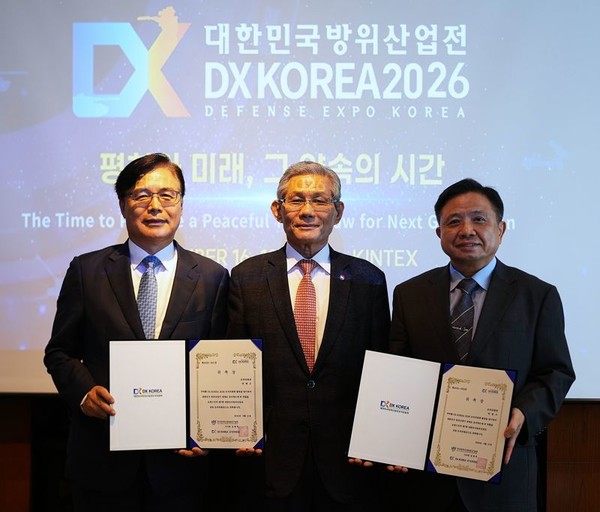 왼쪽부터 권평오 전 KOTRA 사장, 한국방위산업MICE협회 김영후 이사장, 박한기 전 합참의장