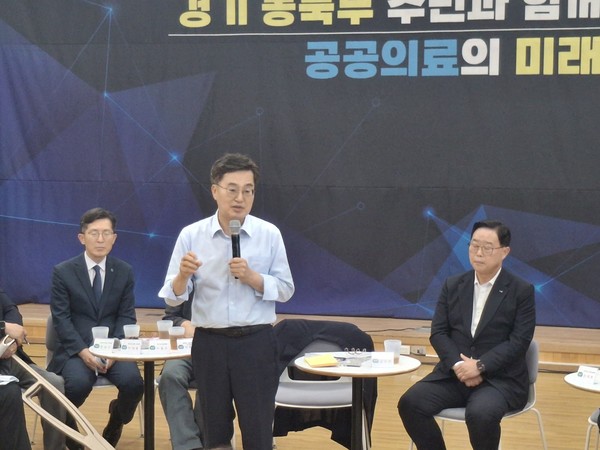 ▲김동연 경기도지사(가운데)가 서서 양주시 내 공공의료원 설립부지 현장 간담회에서 인사말을 하고 있다. 이날 간담회에는 이종구 국립암센터 이사장(왼쪽)과 강수현 양주시장(오른쪽)도 참석해 시민들의 목소리를 청취했다.