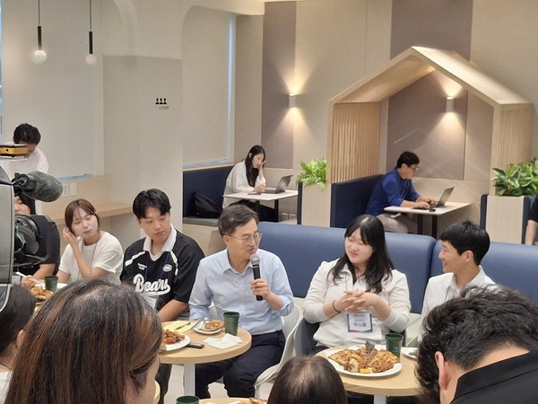 ▲서정대 학생들과 간식을 먹으며 소통하고 있는 김동연 경기도지사(가운데)