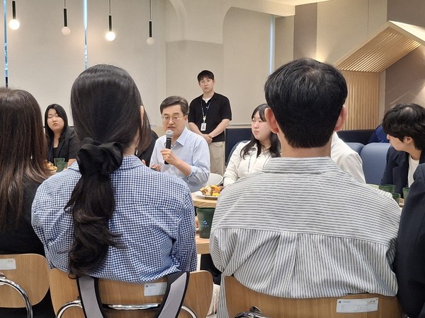 ▲ 김동연 경기도지사가 마이크를 손에 쥐고 서정대 학생들과 소통하고 있다