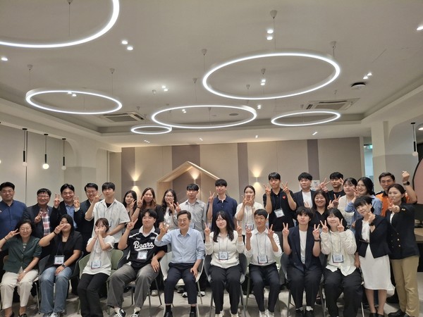 ▲김동연 경기도지사가 서정대 학생들과 소통을 마치고 기념촬영하고 있다