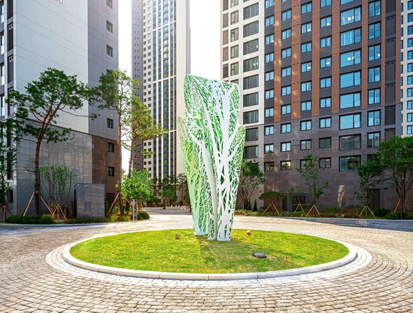 ▲'두산위브더제니스 센트럴 여의'에 설치된 권치규 작가의 '교감'