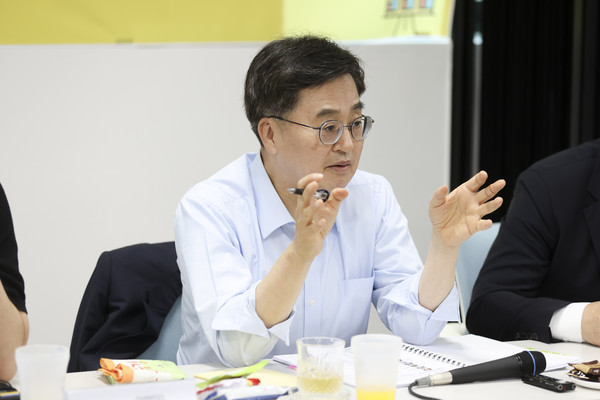 ▲김동연 경기도지사가 공직자들에게 청년 창업자들을 돕기 위해 네 가지 당부를 했다