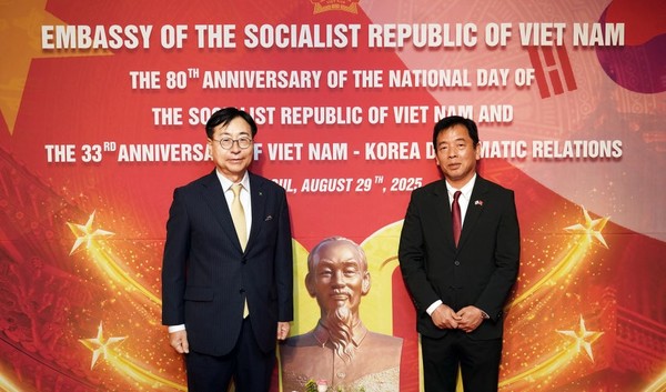 ▲임진달 HS효성첨단소재 대표이사(왼쪽)가 부 호(Vu Ho) 주한 베트남 대사(오른쪽)와 기념촬영하고 있다