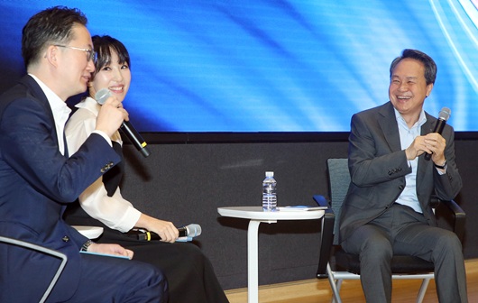 ▲ 진옥동 신한금융그룹 회장(맨 오른쪽)이 1일 열린 창립 24주년 기념 토크콘서트에서 발언하고 있다.