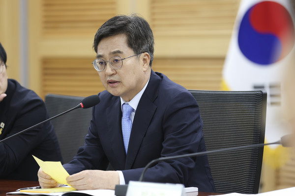 ▲2일 오전 국회의원회관 제2세미나실에서 열린 국가간병책임제 실현을 위한 국회 토론회에서 김동연 경기도지사가 환영사를 하고 있다.