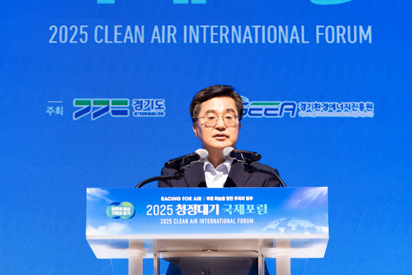 ▲2일 오후 경기신용보증재단에서 열린 2025 청정대기 국제포럼에서 김동연 경기도지사가 인사말을 하고 있다.