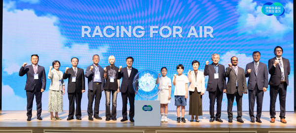 ▲2일 오후 경기신용보증재단에서 열린 2025 청정대기 국제포럼에서 김동연 경기도지사(왼쪽 여섯번째), 미래세대(어린이),강금실 기후대사, 김시용 경기도의회 도시환경위원장, 최재천 생명다양성재단 대표, 김서경 청소년 기후행동 활동가 등이 세리머니 후 기념촬영을 하고 있다.