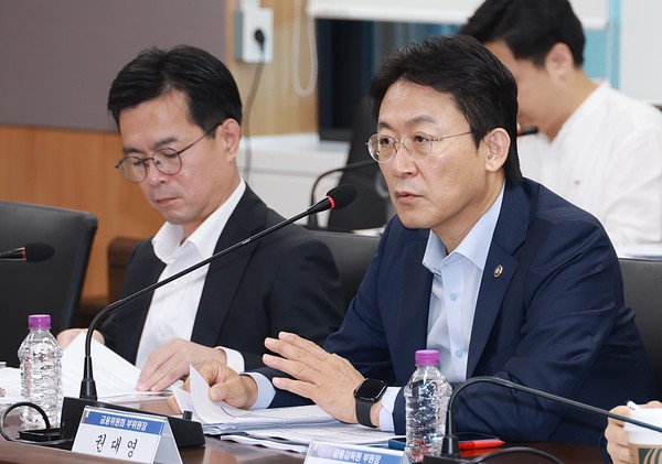 ▲권대영 금융위원회 부위원장이 3일 오전 서울 종로구 정부서울청사에서 개최한 미국 관세대응 정책금융-금융지주 간담회에서 금융감독원, 한국산업은행, 중소기업은행, 한국수출입은행, 신용보증기금, 기술보증기금, 한국자산관리공사 부기관장 및 5대 금융지주 CSO 등과 미국 정부의 상호관세, 품목과세 부과에 따른 우리 기업의 피해를 최소화할 금융업계의 대응방안을 논의했다.