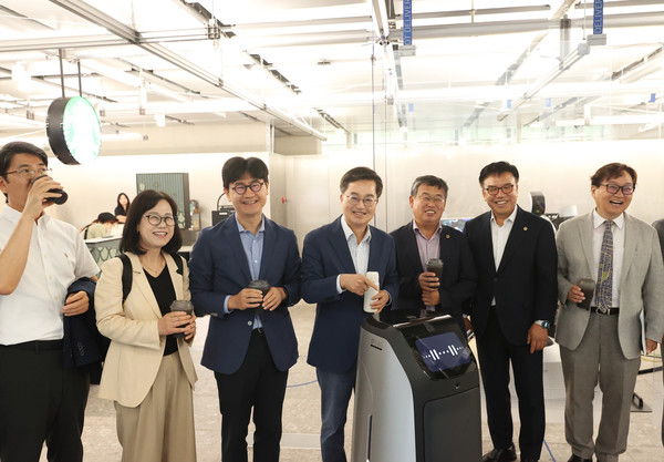 ▲3일 오전 네이버 1784에서 열린 2025년 제2차 경기도 기후위기대응위원회 전체회의에서 김동연 경기도지사(왼쪽 와 기후위기대응위기 위원회 위원들과 함께 기념촬영을 하고 있다.