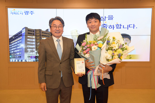 ▲(왼쪽부터) 강기정 광주광역시장과 최이규 쿠팡 물류정책팀 상무가 3일 오전 광주광역시청에서 열린 유공자 표창 수여식에서 기념 촬영을 하고 있다. 사진=쿠팡