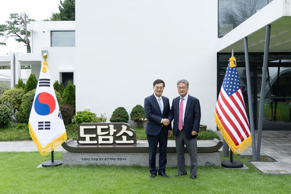 ▲4일 오후 도담소에서 김동연 경기도지사(왼쪽), 조셉 윤(Joseph Yun) 주한 미국 대사대리가 기념촬영을 하고 있다.