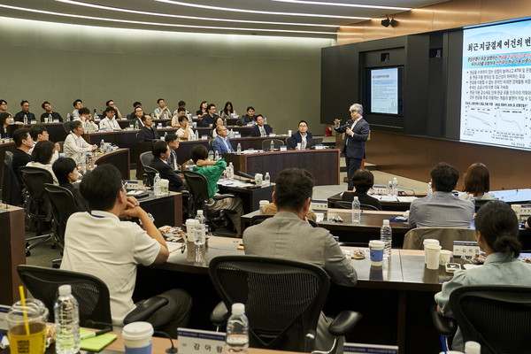 ▲삼성 준법감시위원회 위원들과 관계사 준법지원조직 실무자들이 지난 4일 열린 ‘2025 삼성 준법감시위원회 컴플라이언스 워크숍’에서 강연을 듣고 있다. 사진=삼성 준법감시위원회