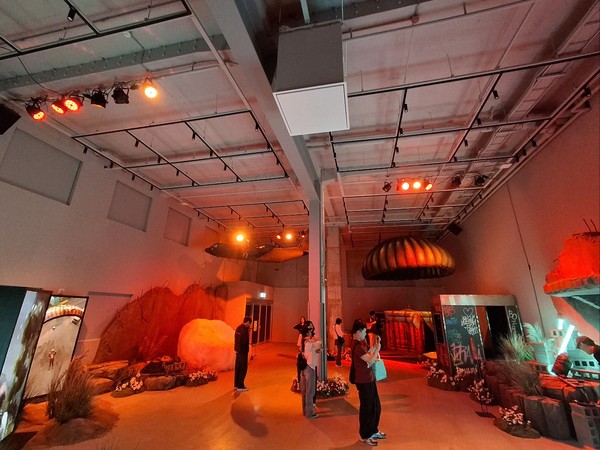 ▲1층 서바이벌 홀 내 전시 및 포토존 전경