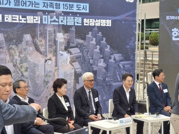 ▲북수원 테크노밸리 마스터플랜 현장 설명회에 참석한 김동연 경기도지사(오른쪽 두번째)