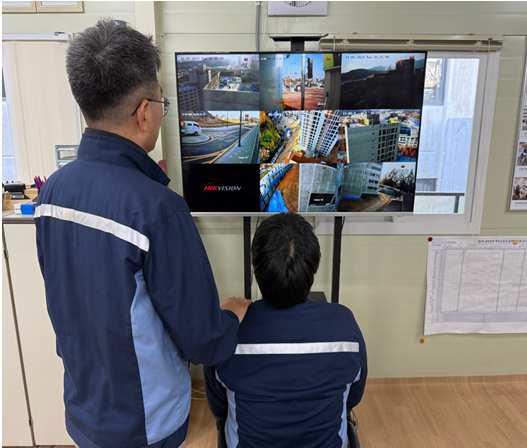 ▲건설현장 CCTV 모니터링을 진행하고 있는 현장 근로자들