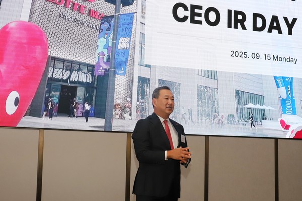 ▲롯데쇼핑 'CEO IR DAY'에서 김상현 롯데쇼핑 대표이사 부회장이 참석자 100여 명에게 롯데쇼핑 전략을 발표하고 있다.