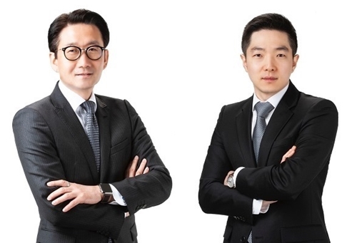 ▲ 2019년 1월 한국투자증권에서 미래에셋증권으로 둥지를 옮긴 김성락 당시 미래에셋증권 트레이딩1부문 대표(왼쪽)와 김연추 당시 미래에셋증권 에쿼티파생본부장