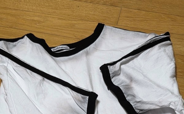 ▲새로 구매한 뒤 한번 세탁했는데 물빠짐으로 얼룩덜룩해진 흰티