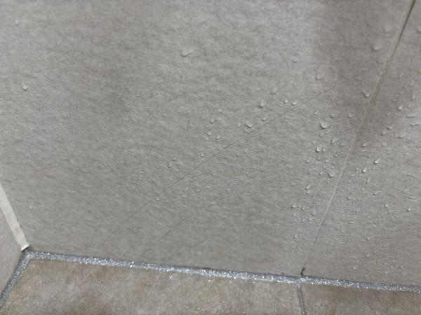 ▲섀시 실리콘 코팅 하자로 누수가 발생하고 있다