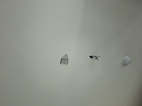 ▲천장 석고보드에 뚫린 구멍