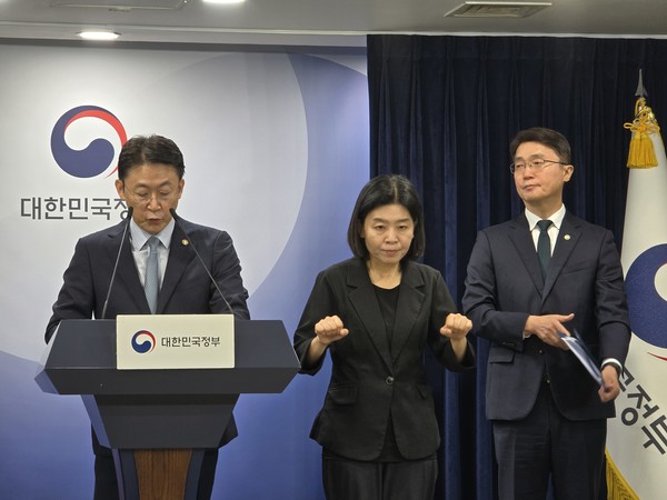 ▲권대영 금융위원회 부위원장(왼쪽)이 19일 오전 정부서울청사에서 열린 '해킹대응을 위한 과기정통부-금융위 합동 브리핑'에서 롯데카드 정보유출 사고와 관련한 진행경과와 정부의 대응방향을 설명했다.