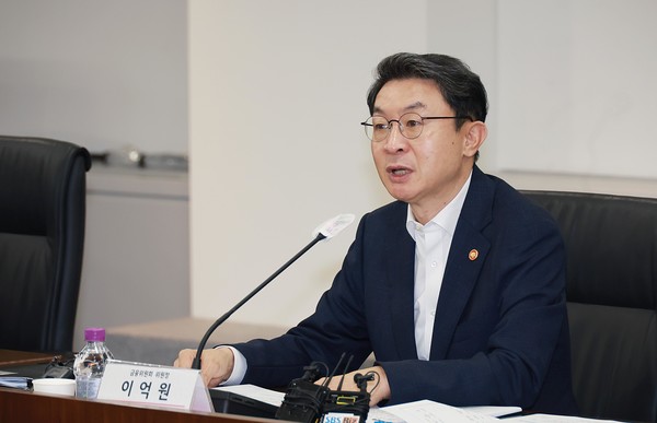 ▲이억원 금융위원장이 19일 오전 서울 여의도 중소기업중앙회에서 개최한 제1차 생산적 금융 대전환 회의에서 지역 업종 규모별 산업계 대표 등이 다수 참석한 가운데 금융 수요자의 현장의 목소리를 청취하고, 실물경제와 금융의 동반성장 방안을 모색했다.