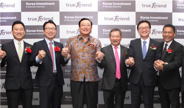 ▲ 지난 2018년 7월 열린 KIS 인도네시아 출범식에 참석한 김남구 한국투자금융지주 회장(왼쪽에서 세번쨰)