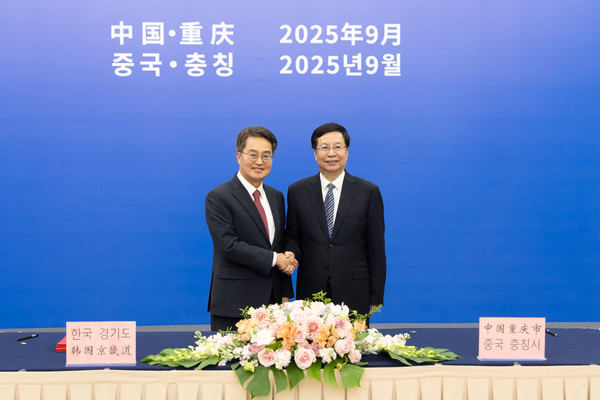 ▲23일 오후 충칭시내 호텔에서 김동연 경기도지사(왼쪽), 후엉화 충칭시 시장이 기념촬영을 하고 있다.