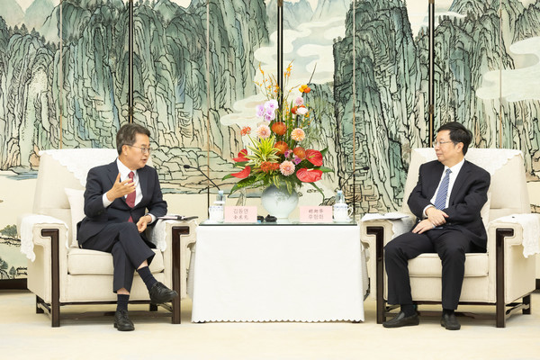 ▲23일 오후 충칭시 호텔에서 김동연 경기도지사(왼쪽)가 후엉화 충칭시 시장 등 지도부와 면담을 하고 있다.