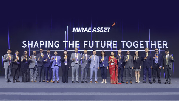 ▲박현주 회장은 올해 초 미국, 중국, 인도 등을 잇달아 방문하며 글로벌 투자 기획을 모색했다. 사진은 지난 3월 인도 뭄바이에서 열린 '미래에셋그룹 비전 선포식'에 참석한 모습.