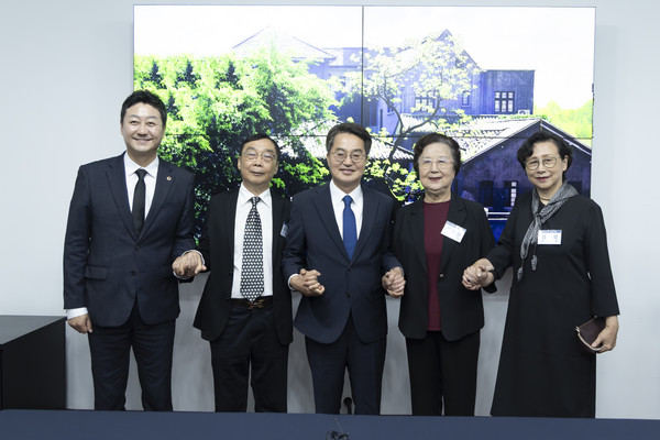 ▲23일 오전 중국 충칭 대한민국 임시정부에서 김동연 경기도지사(가운데)와 김진경 경기도의회 의장(왼쪽)가 독립운동가 후손과 간담 후 기념촬영을 하고 있다.