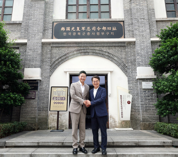 ▲김동연 경기도지사(오른쪽)과 김진경 경기도의회 의장