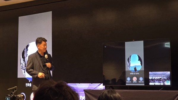 ▲25일 개최된 LG 이지 TV 간담회에서 박형세 LG전자 MS사업본부장(사장)이 영상통화 기능을 시현하고 있다.