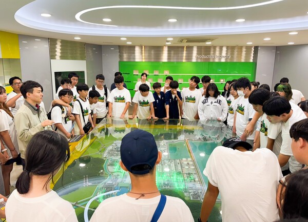 ▲우리가 그린히어로 중학생 활동가들이 LG화학 대산공장을 탐방하여 공장 소개를 듣고 있다.